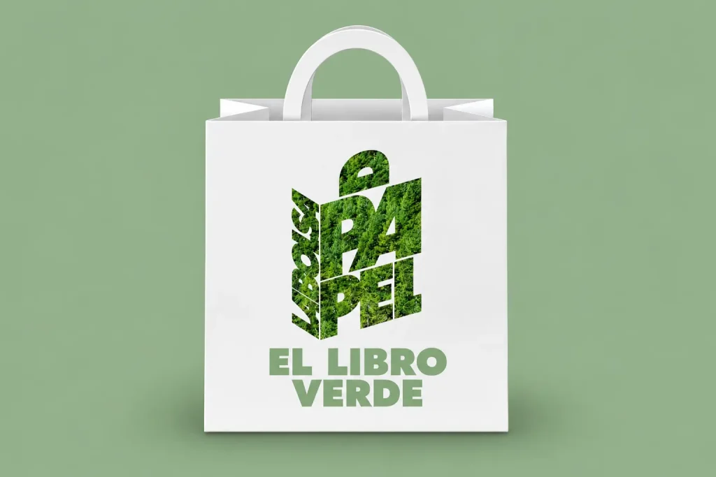 Bolsa de papel blanca con asas planas sobre fondo verde, con el logotipo de La Bolsa de Papel en letras apiladas rellenas de textura de bosque y, debajo, el texto «El Libro Verde».